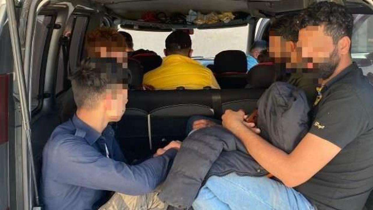 Polisin durdurduğu hafif ticari araçta 8 kaçak göçmen yakalandı