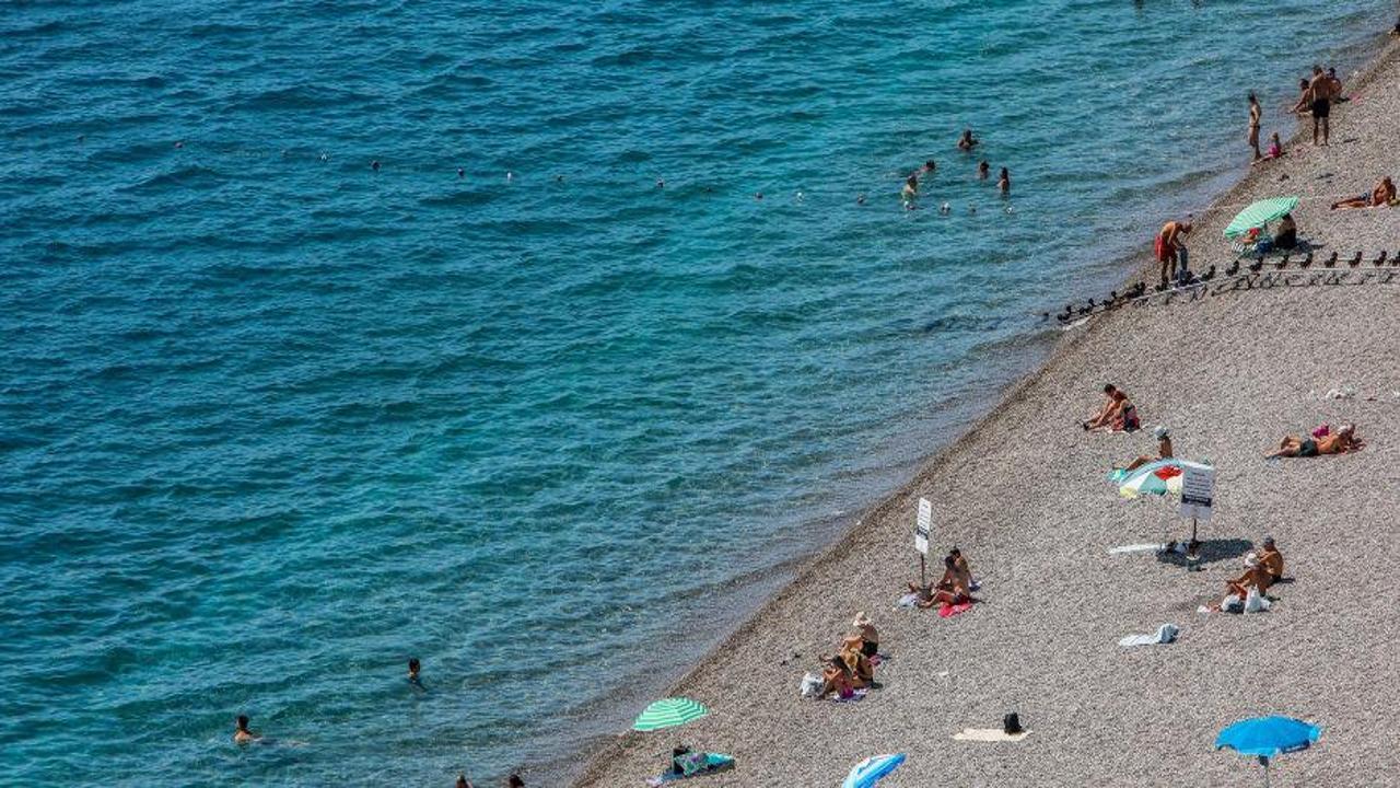 Sakin bir Antalya tatili sizi bekliyor... Sahiller boş kaldı