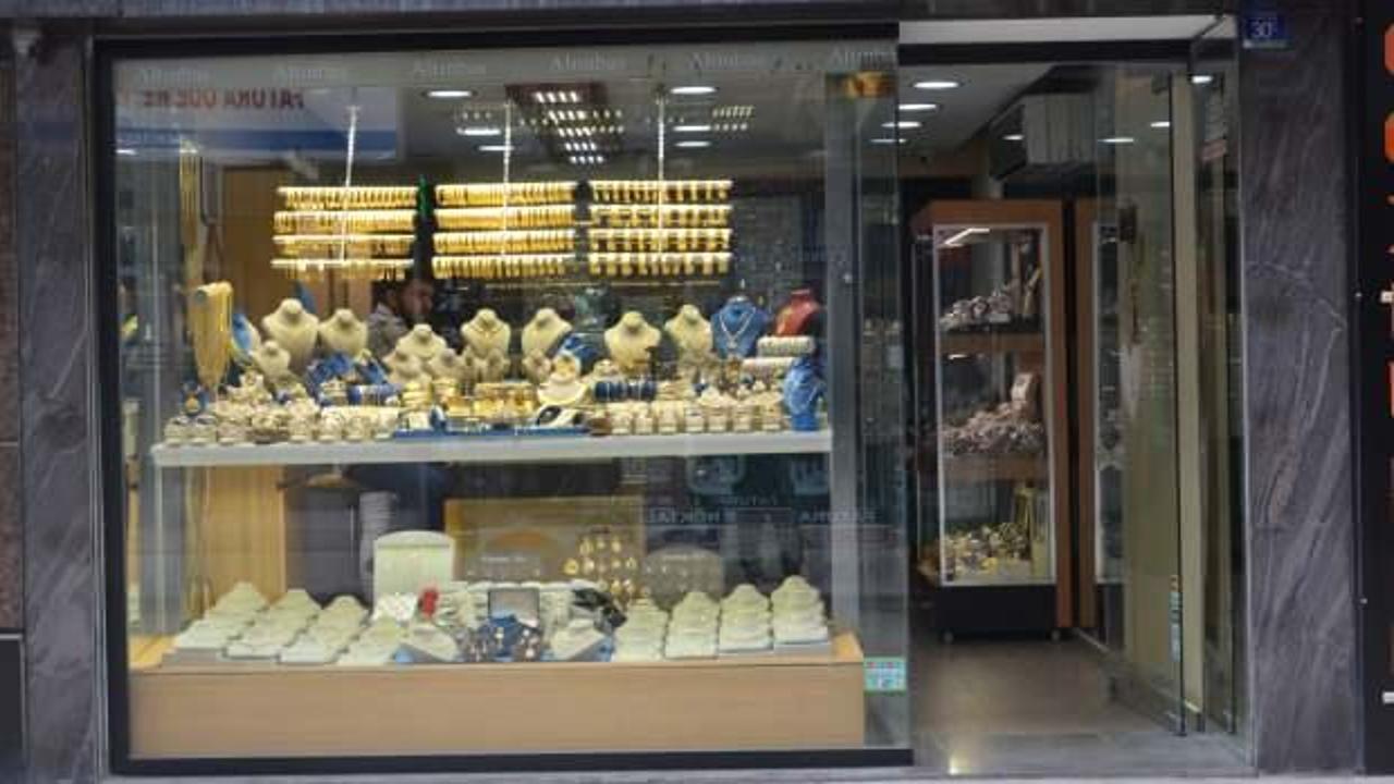 &Uuml;nye&rsquo;de kapıdan ilk girene altın! 29 yıllık geleneğini bozmadı