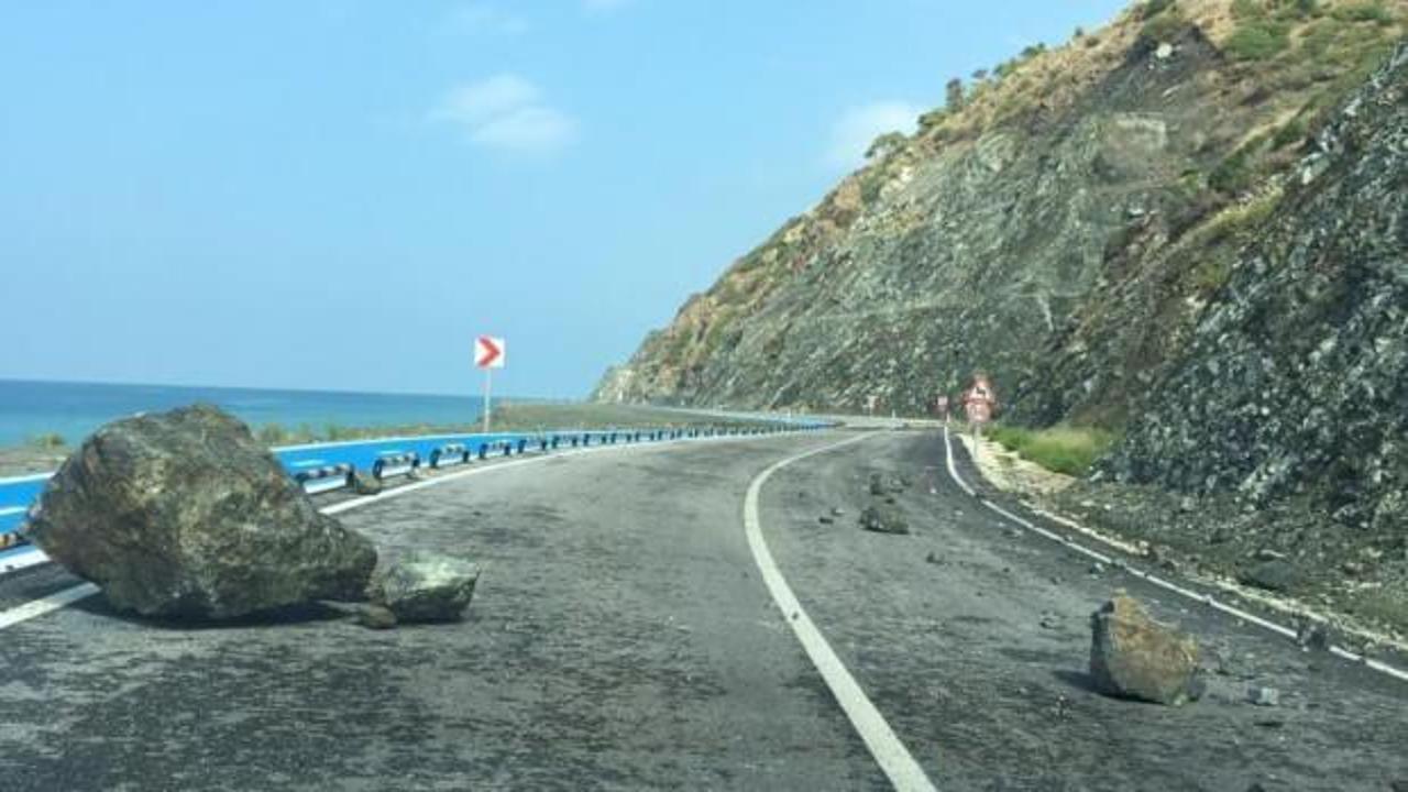 Yağmur sonrası kayalar Samandağ-Arsuz yoluna düştü