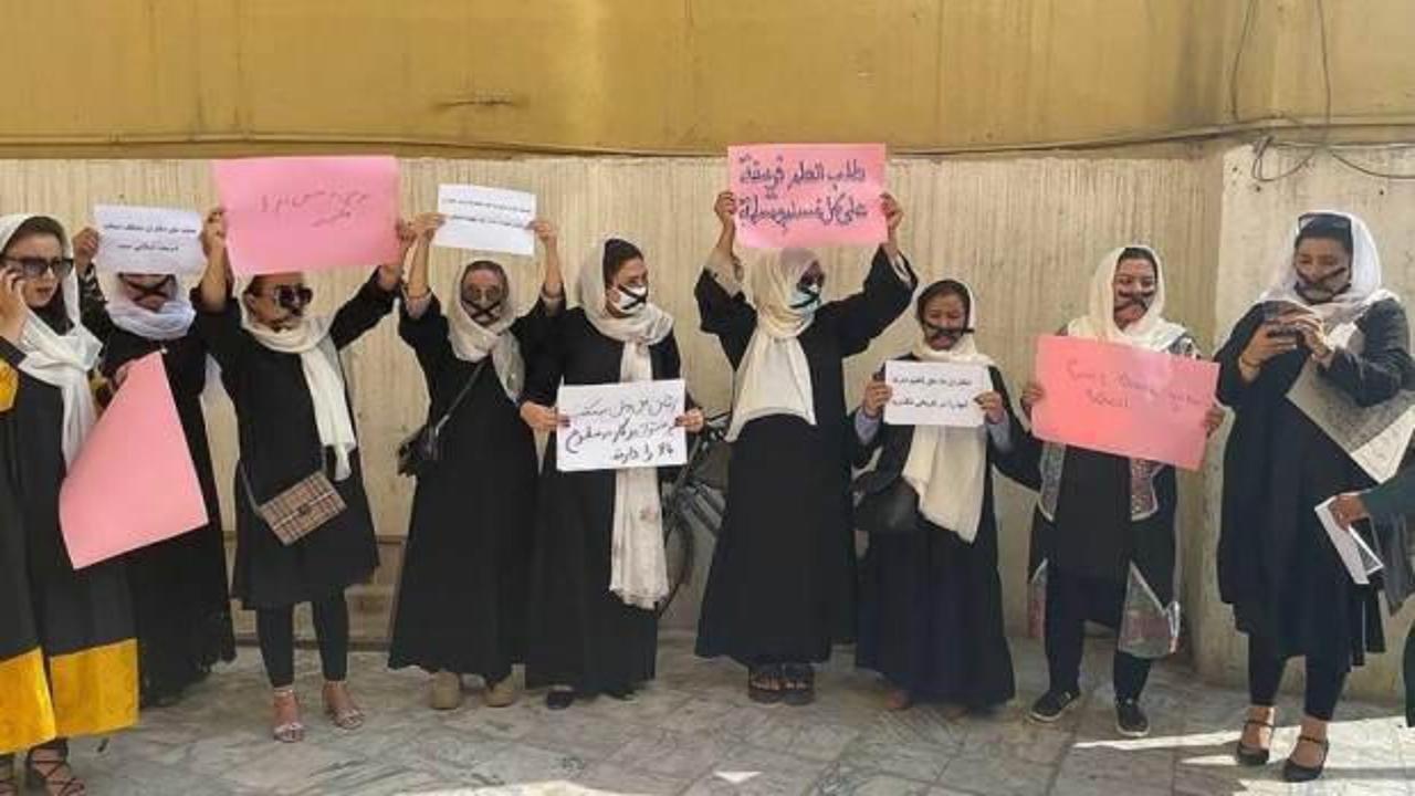 Afgan kadınları eğitim hakları için 'sessiz protesto' düzenledi