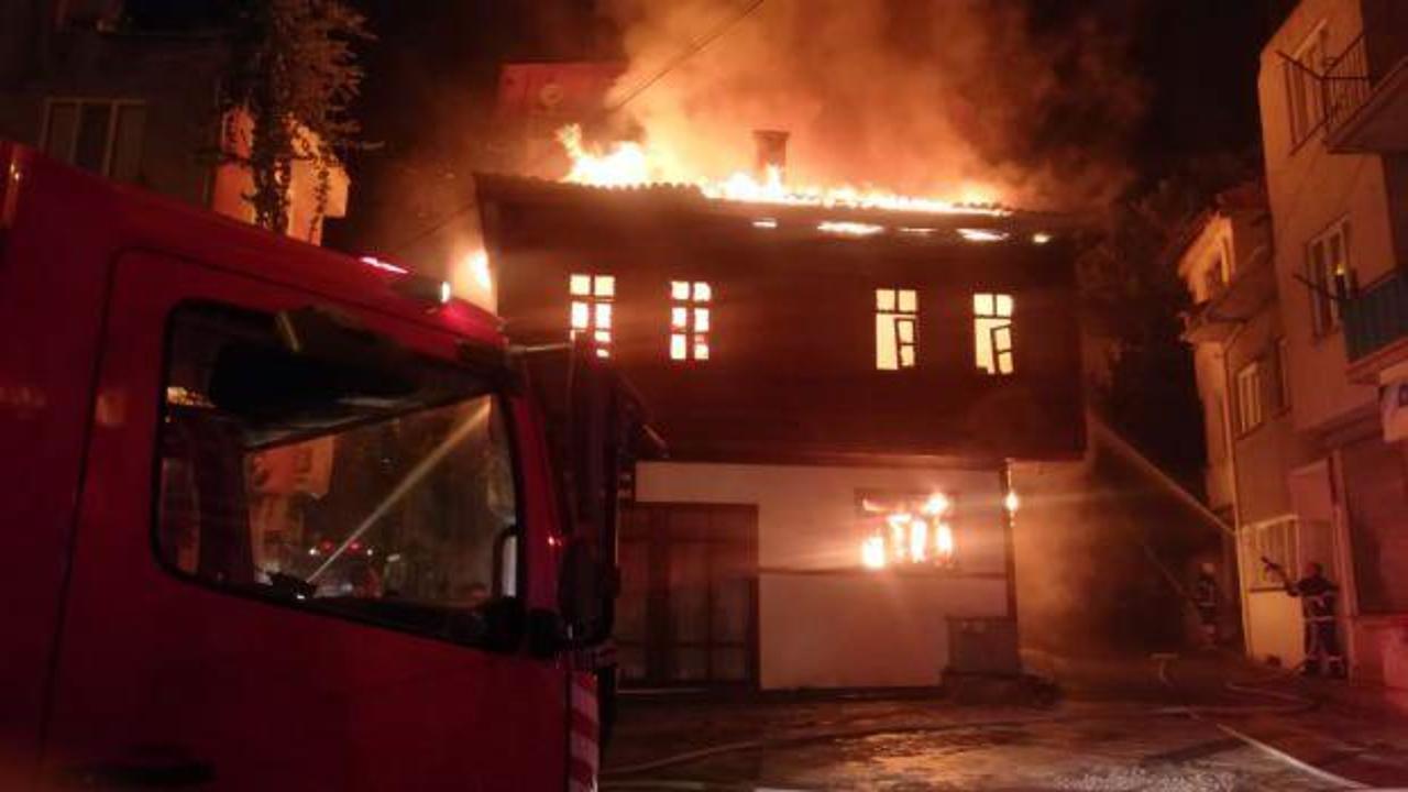 Afyonkarahisar&rsquo;da tarihi konak alevlere teslim oldu