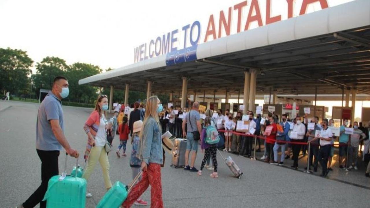Antalya'ya hafta sonu 77 bin turist giriş yapıyor