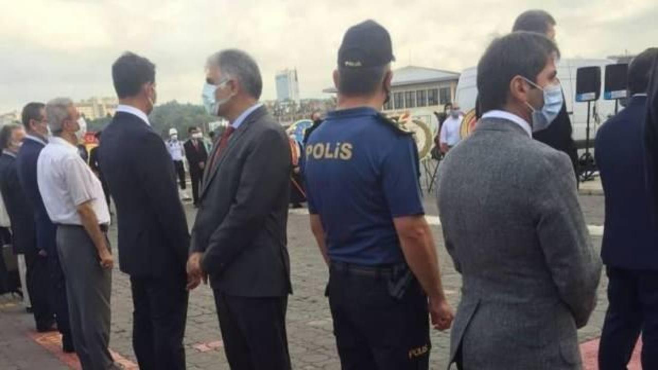 Atat&uuml;rk Anıtı'na sırtını d&ouml;nen CHP'li Ali Narin'den yeni saygısızlık