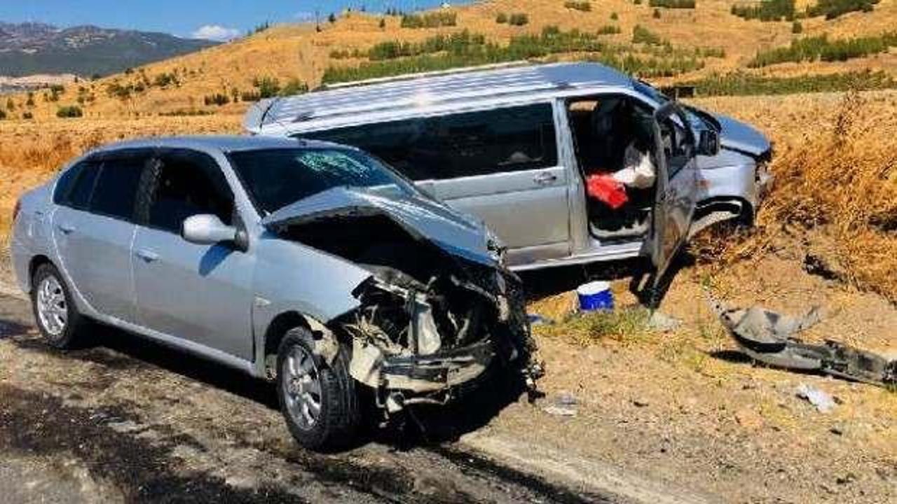 Gaziantep'te otomobil ve minibüs çarpıştı: 5 yaralı