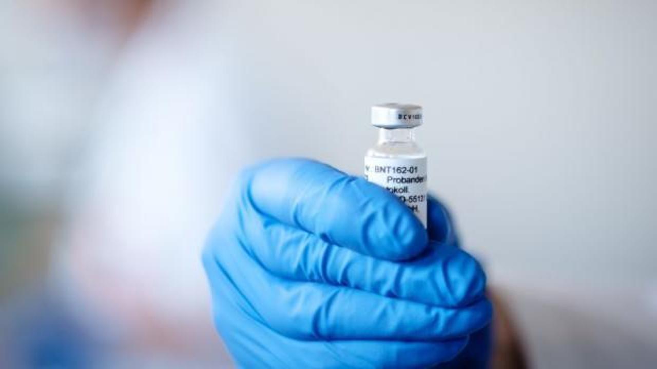 Japonya'da Pfizer'in ürettiği aşı şişelerinde yabancı madde bulundu