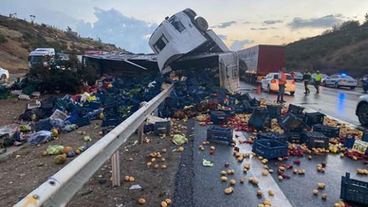Mersin otoyolunda sebze yüklü TIR devrildi: 1 yaralı