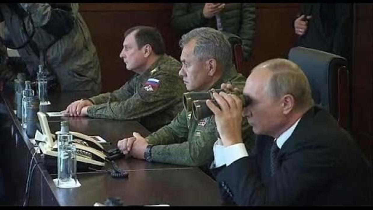 Rusya Devlet Başkanı Putin, dev tatbikatı poligondan izledi 