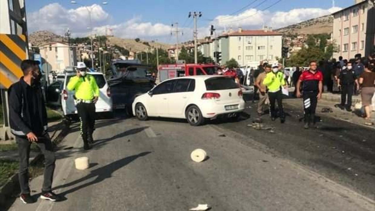 Afyonkarahisar'da zincirleme trafik kazasında 1 kişi öldü, 4 kişi yaralandı