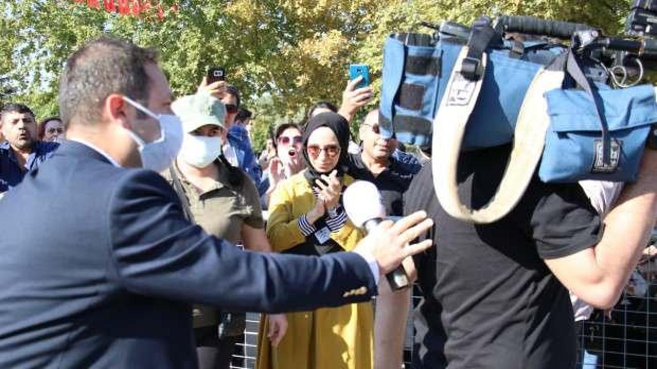  Aşı karşıtlarından gazetecilere saygısızlık