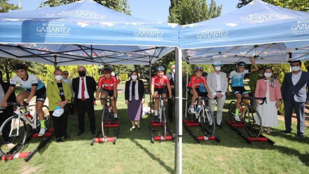 Avrupa Hareketlilik Haftası &ccedil;er&ccedil;evesinde y&uuml;zlerce gence bisiklet hediye edildi 