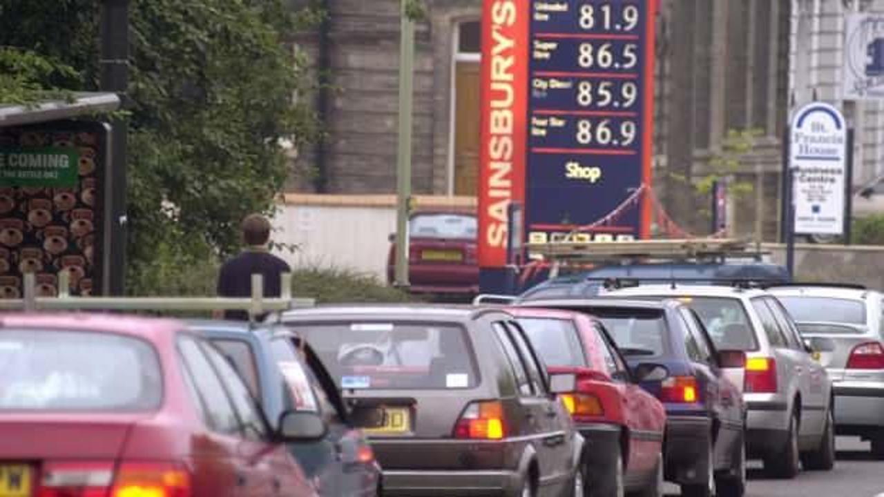 İngiltere'de benzin krizi: İstasyonlar önünde uzun kuyruklar oluştu