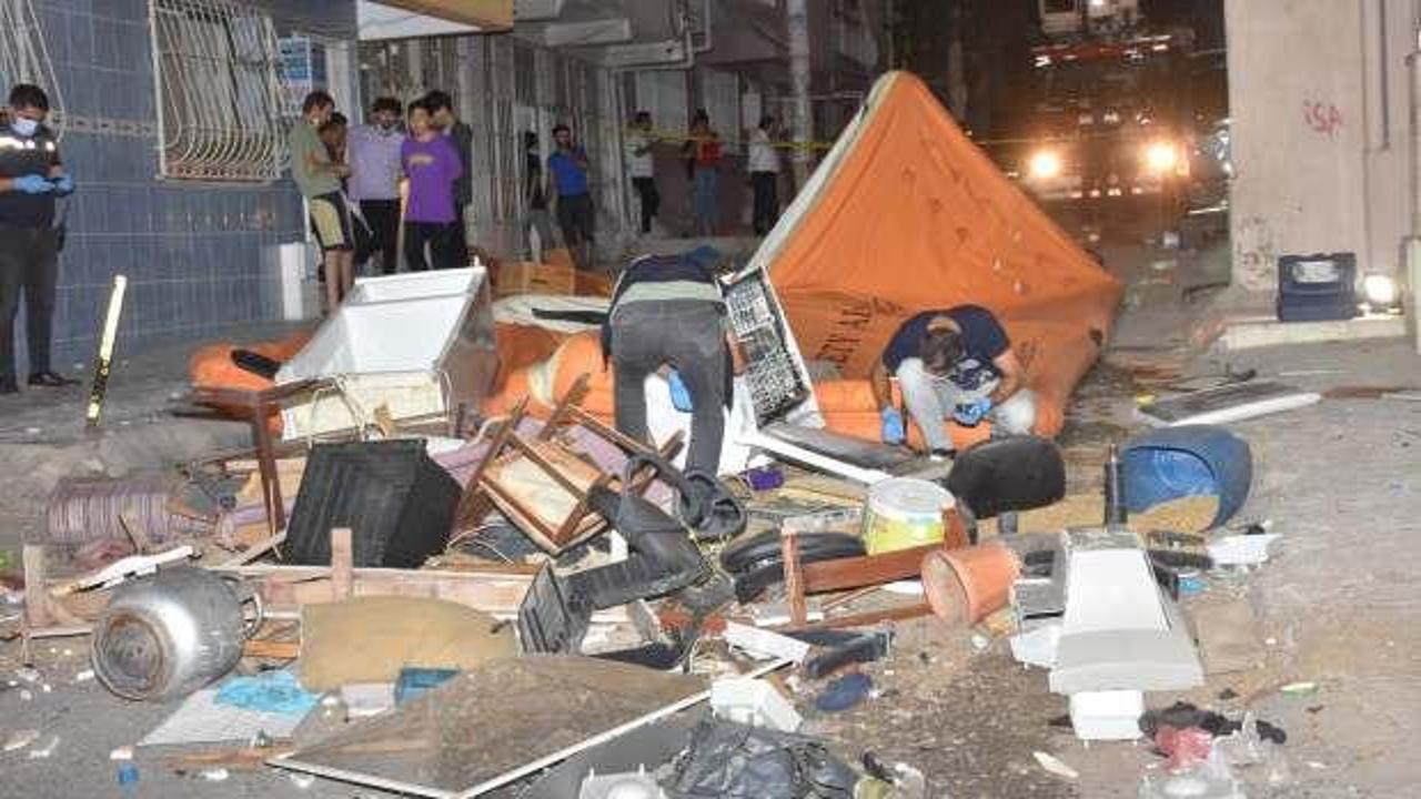 İzmir'de "kiracı" cinneti: Ev sahibi evden çık deyince, tüm eşyaları sokağa attı