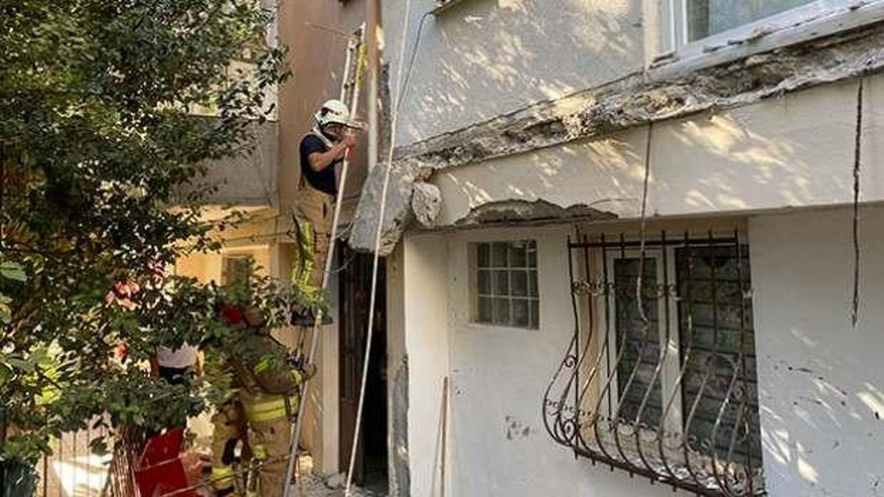 Kadıköy'de 2 balkon gürültüyle çöktü! Mahalleli sokağa döküldü