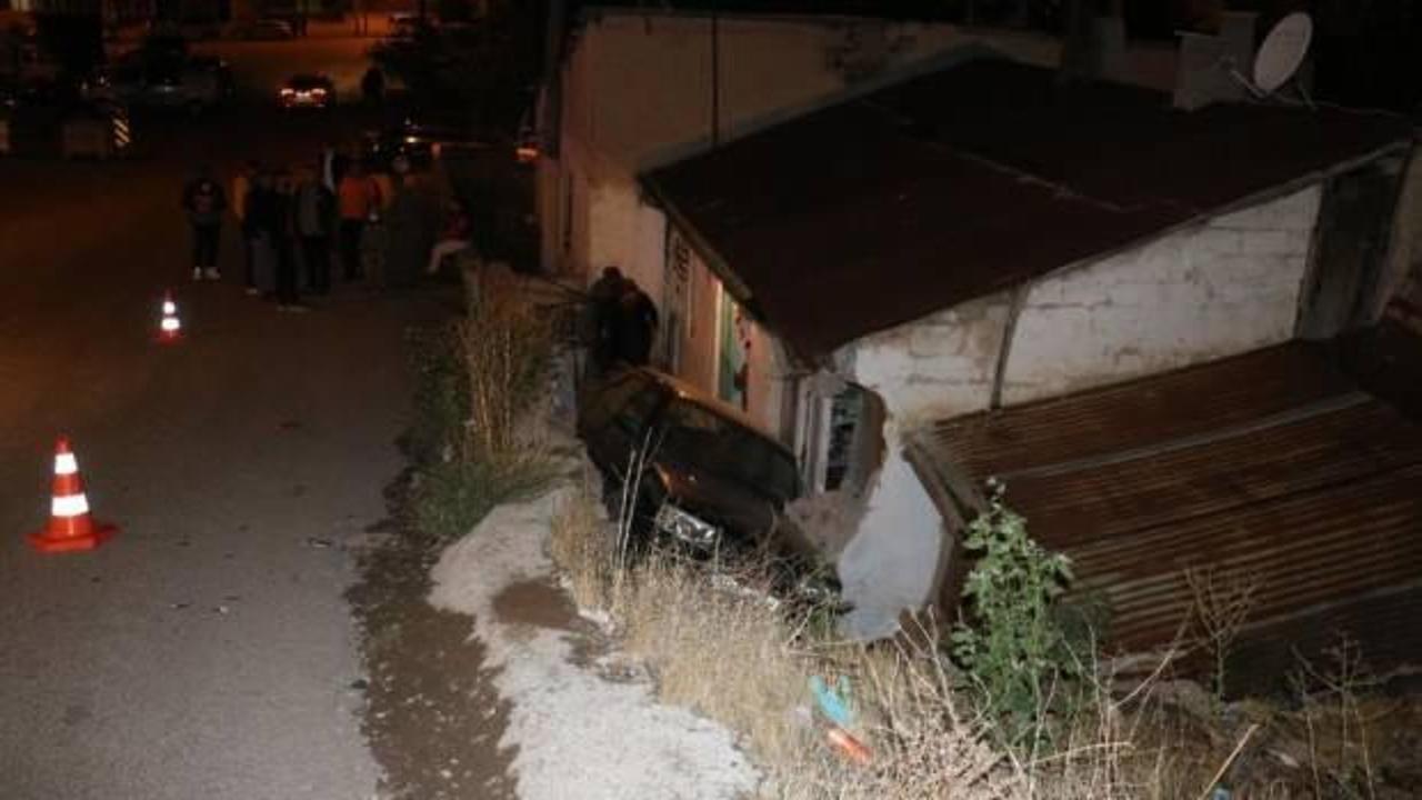 Sivas'ta araç evin bahçesine uçtu: 3 yaralı