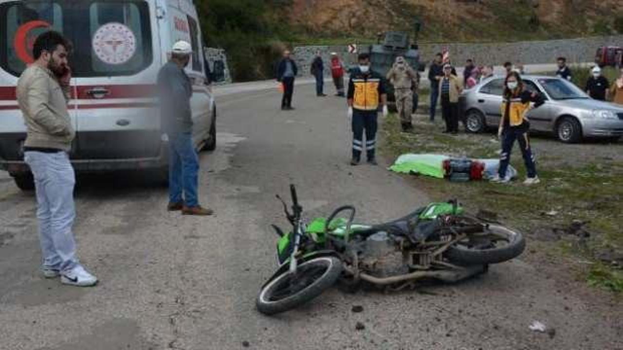 Trafik levhasına çarpan motosiklet sürücüsü hayatını kaybetti
