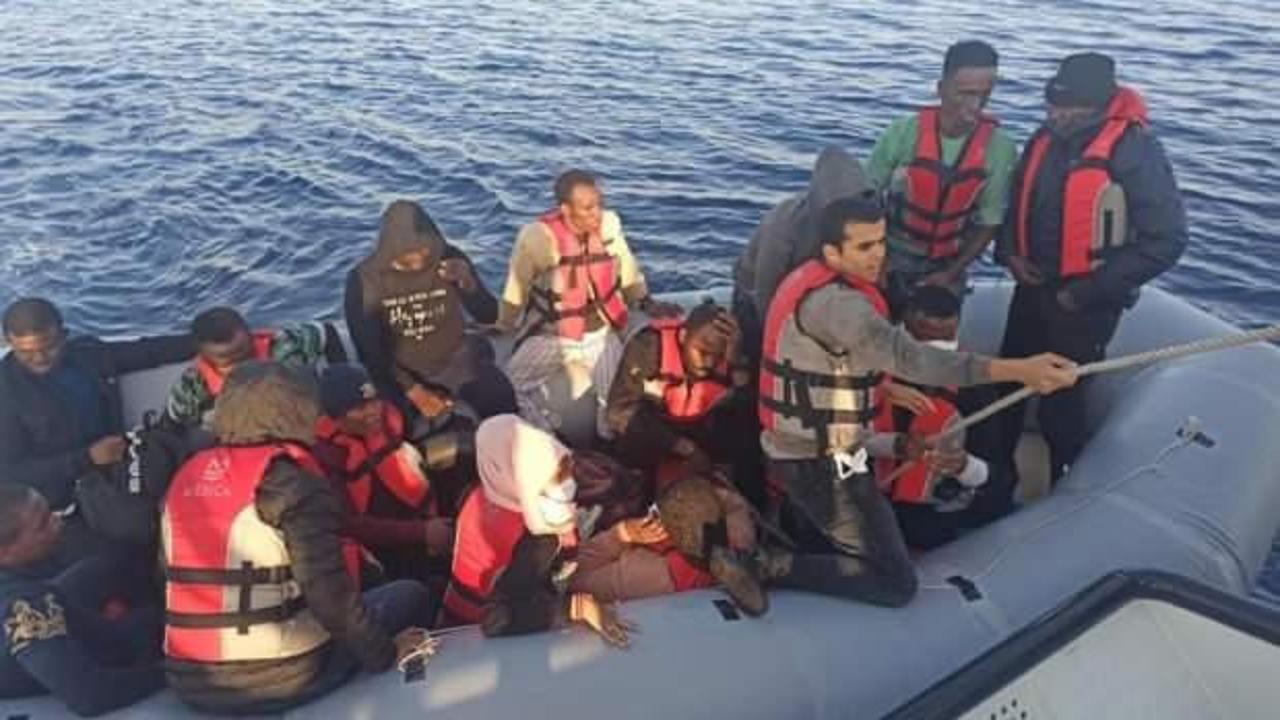 Yunan askerinin Türk karasularına ittiği 16 göçmen kurtarıldı