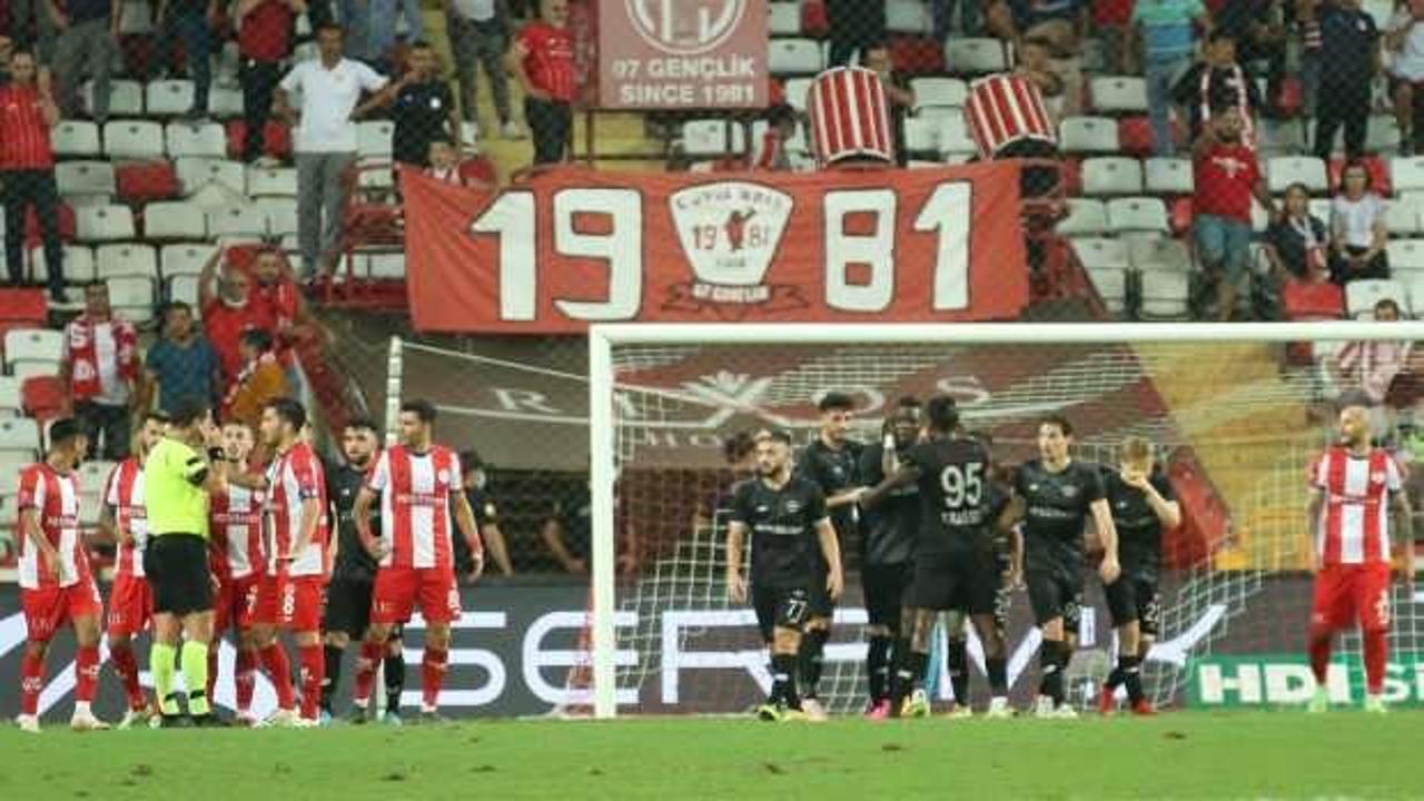 Adana Demirspor deplasmanda Antalyaspor'u devirdi!