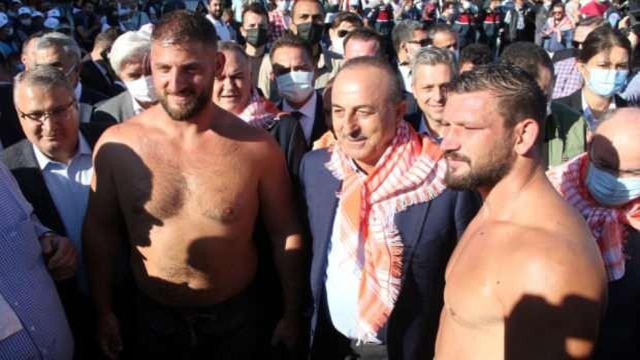 Bakan Çavuşoğlu, Manisa’da yağlı pehlivan güreşlerine katıldı
