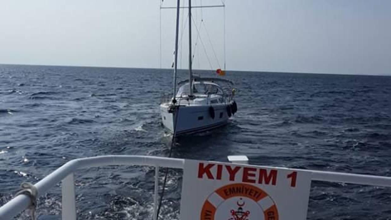 Çanakkale Boğazı açıklarında yakıtı azalan tekne kurtarıldı