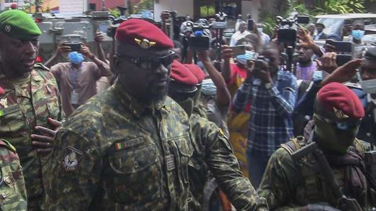 Gine'de darbeci Albay Cumhurbaşkanı olarak yemin etti