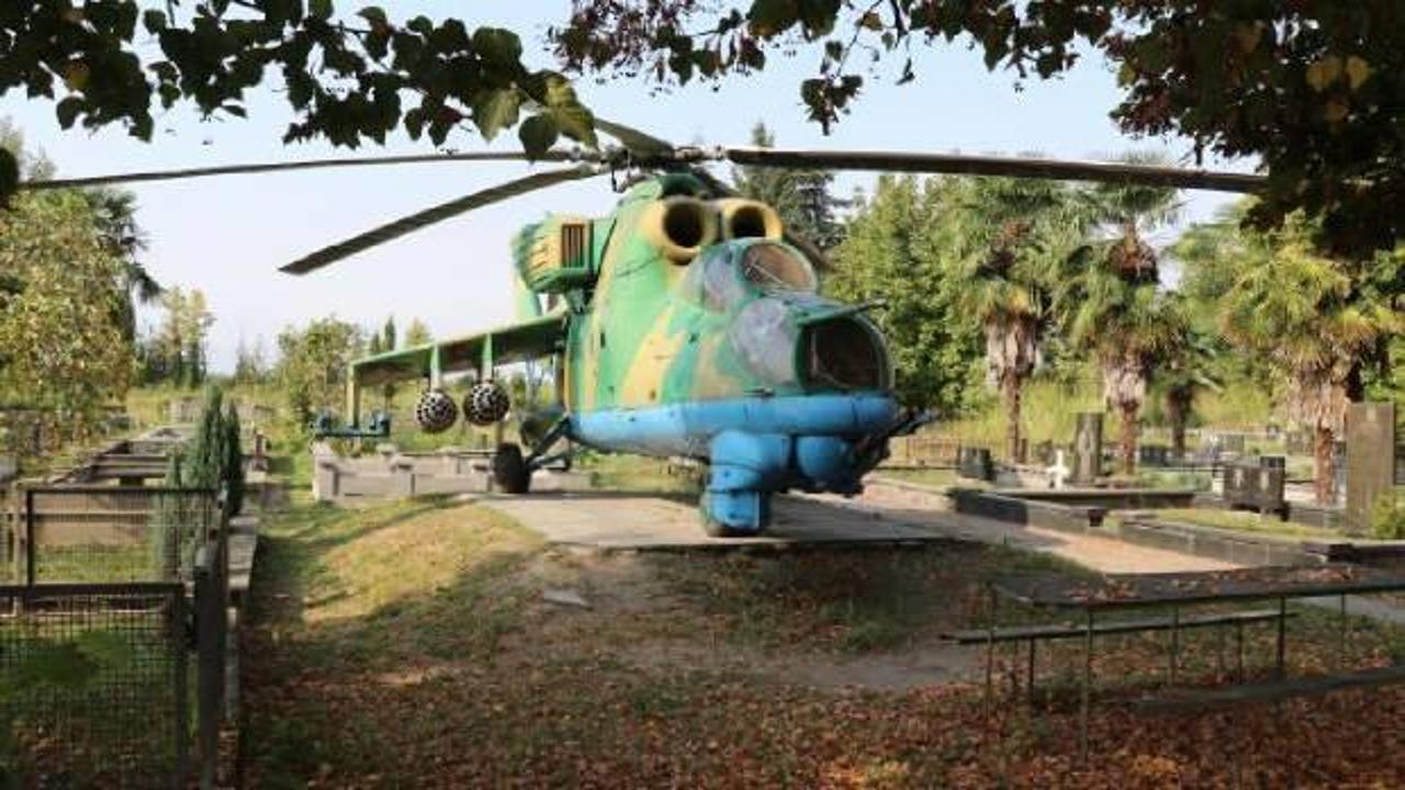 Gürcü pilotun mezarının başında 28 yıldır savaş helikopteri duruyor