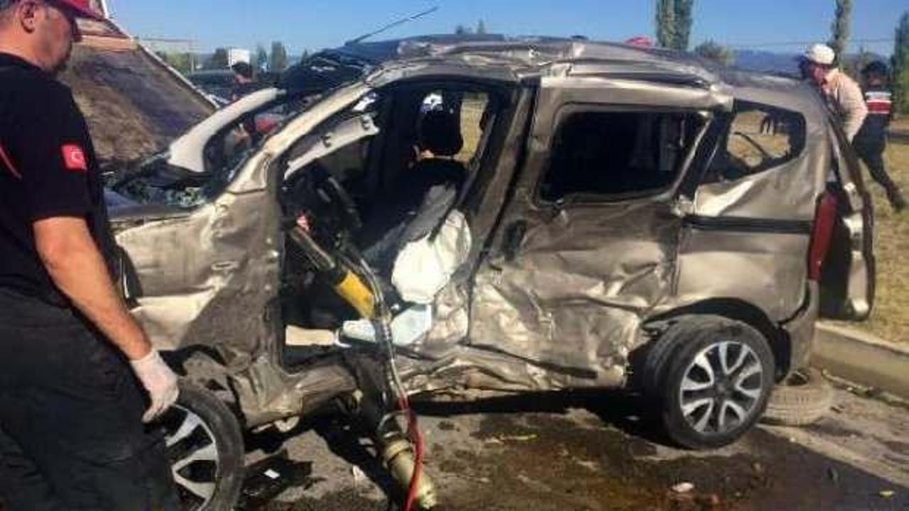 Kavşakta otomobil ile hafif ticari araç çarpıştı: 2 ölü, 2 yaralı