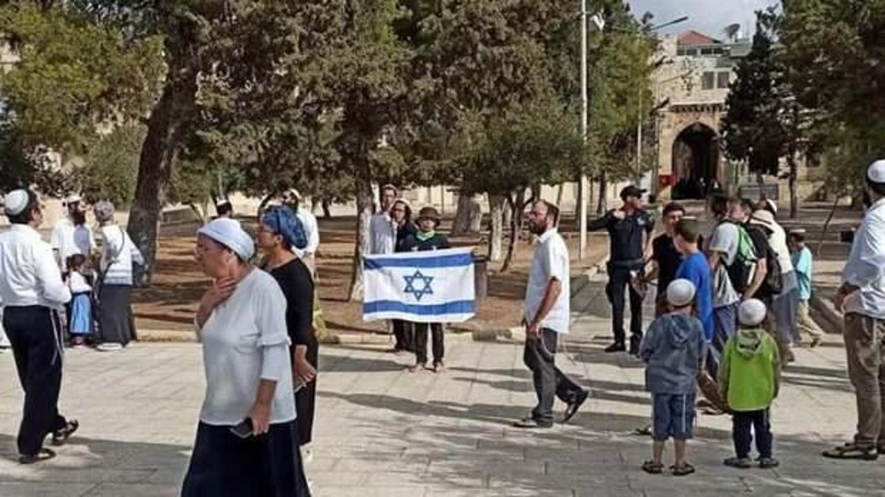 Mescid-i Aksa'ya baskın düzenleyip İsrail bayrağı açtılar