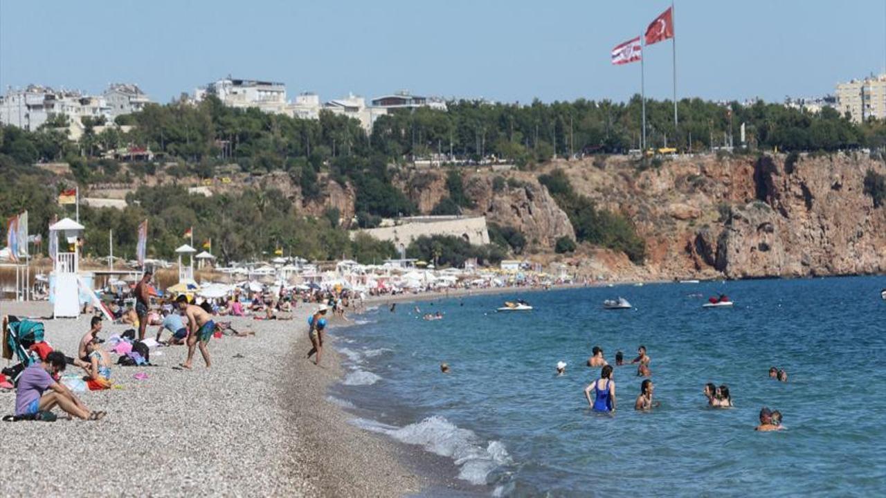 Antalya'da yaz bitmiyor: Ekimde deniz keyfi