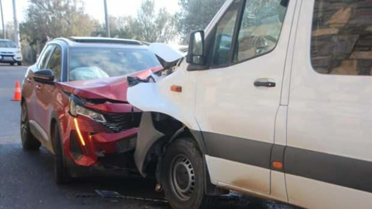 Bodrum'da servis minibüsüyle cip çarpıştı:  22 yaralı