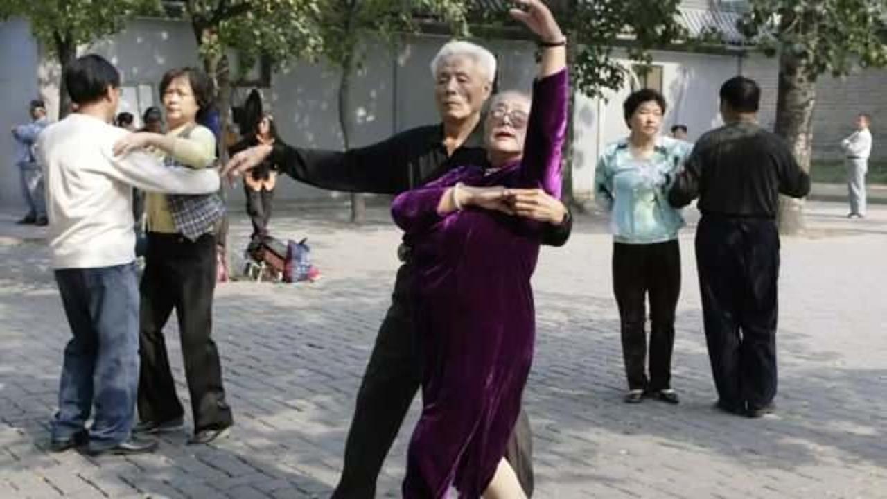 Çin'de gençler sokakta dans eden yaşlı kadınlardan şikayetçi!