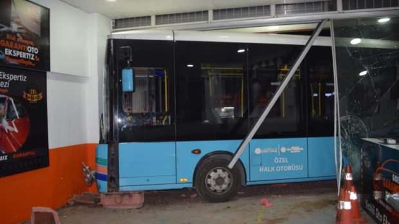 Sürücüsü kalp krizi geçiren otobüs oto bakım servisine daldı: 2 yaralı