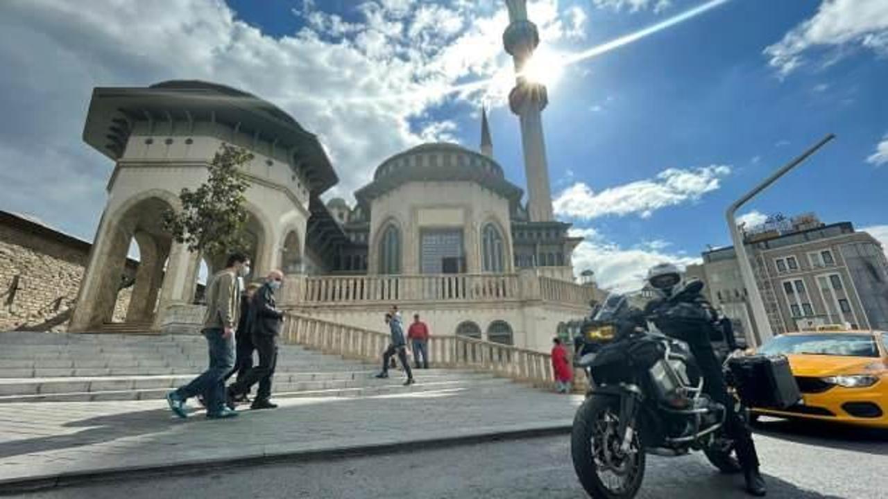 Taksim Camii'nin motosikletli imamı gençlerin ilgi odağı oldu