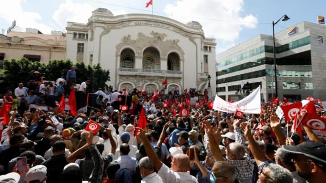 Tunus'ta Cumhurbaşkanı Said'in "yetki" kararlarına karşı gösteri