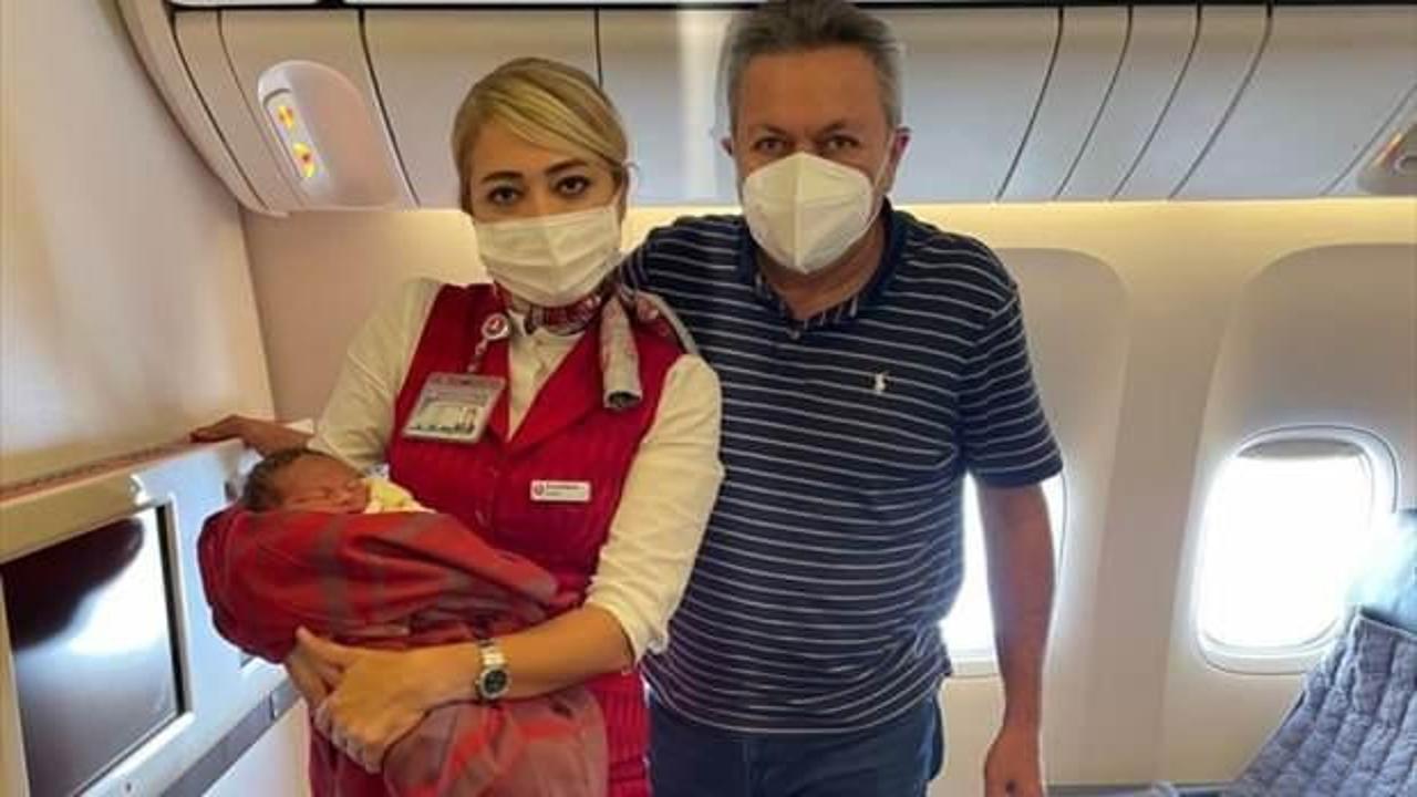 Uçakta doğum gerçekleştirmişti, dünya basını Türk cerrahı konuşuyor
