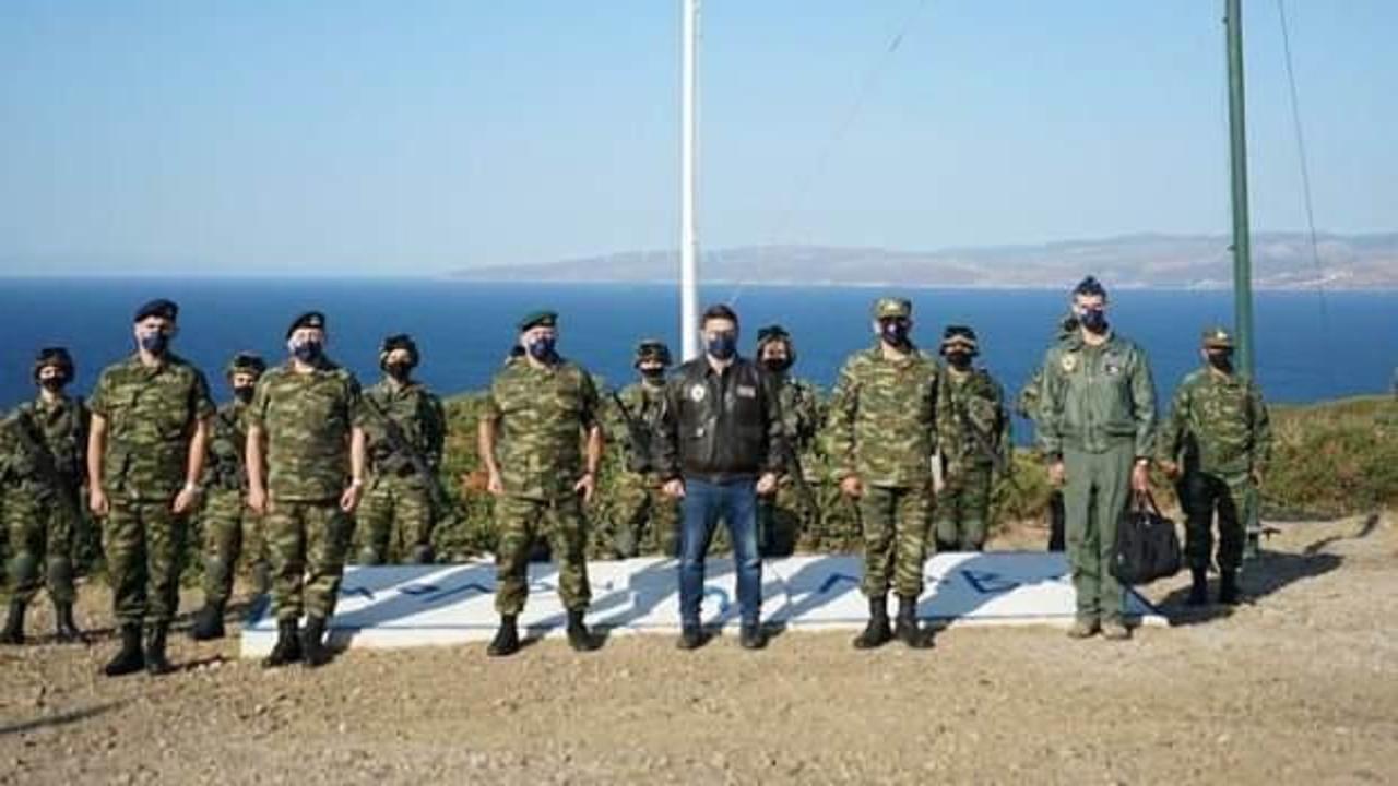 Yunan askerleri tatbikat sonrası İzmir'i arkalarına alarak poz verdi