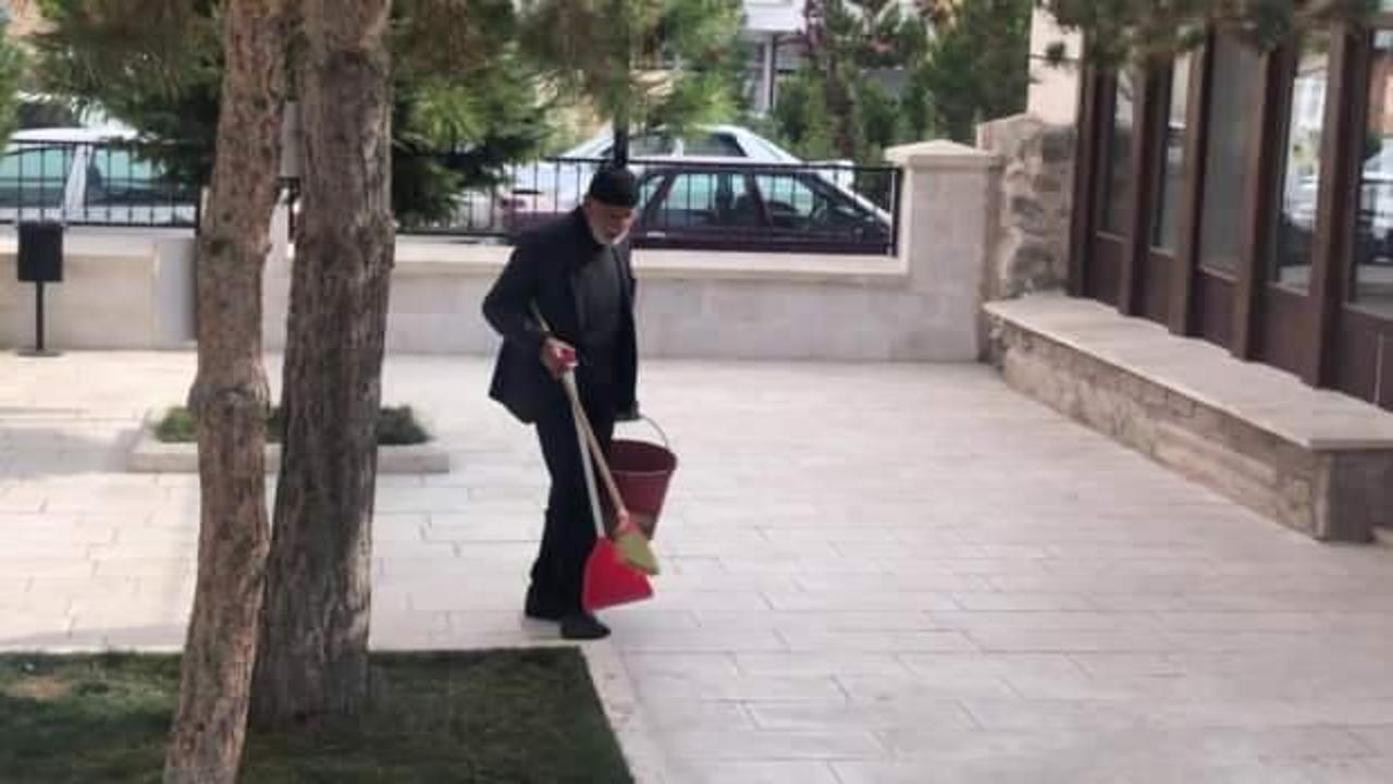 85 yaşındaki Turan amca her gün cami bahçesini temizliyor