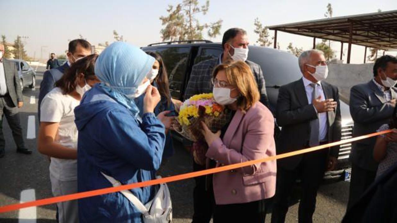 Başkan Fatma Şahin yenilenen yolun açılışında çocuklarda kurdele kesti