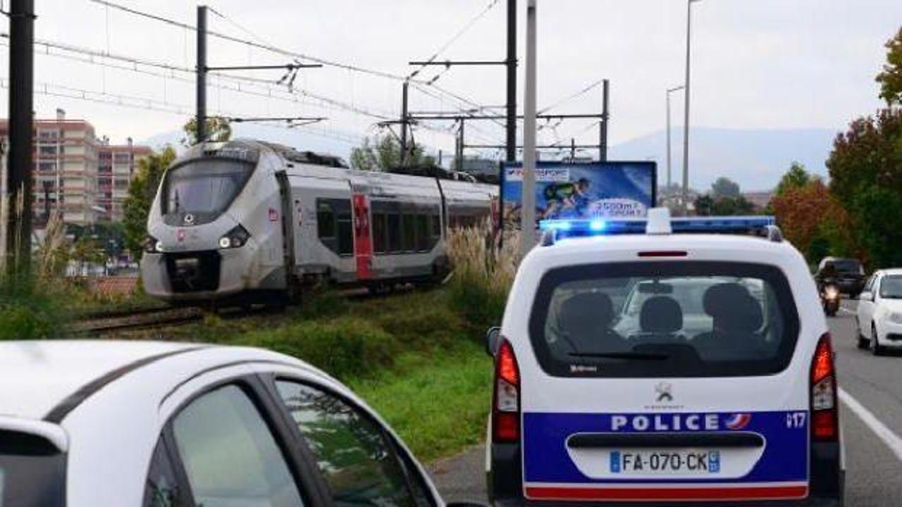 Fransa'da trenin çarptığı 3 kişi öldü