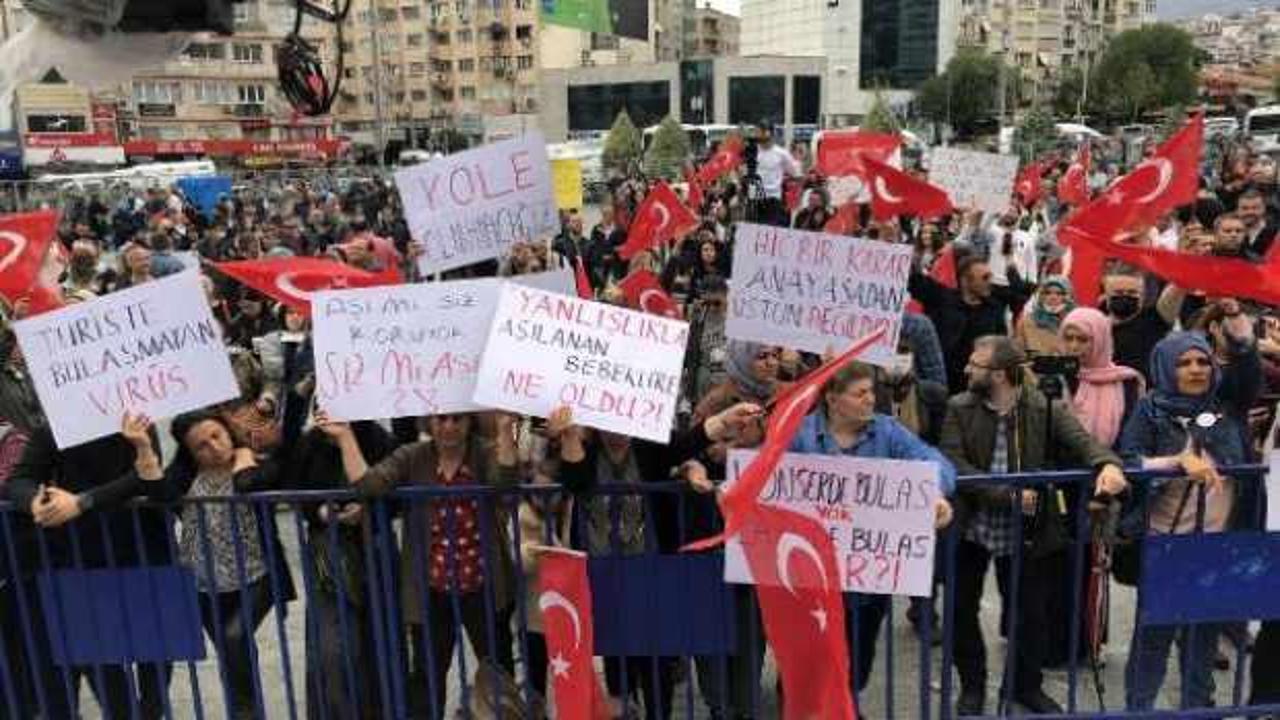 İzmir'de aşı karşıtları maske ve mesafe kurallarına uymadı