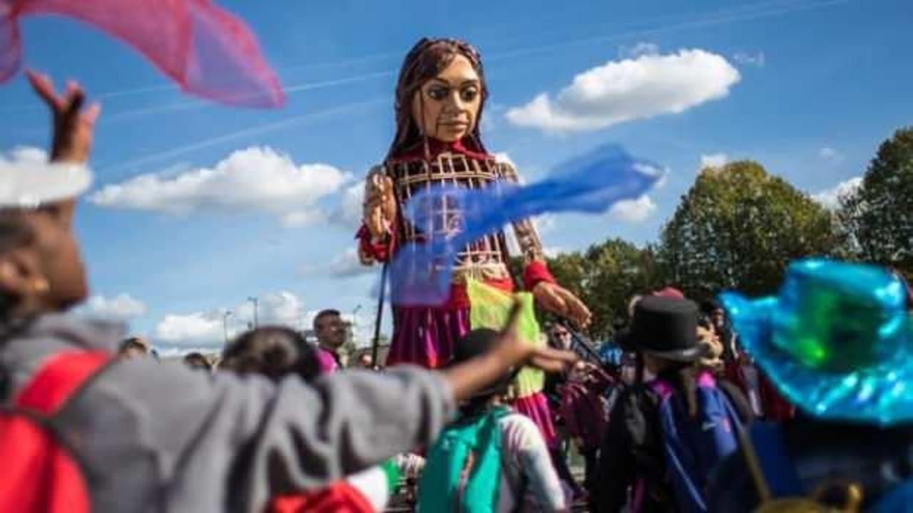 Mülteci çocukların simgesi kukla "Küçük Amal" Paris'e ulaştı