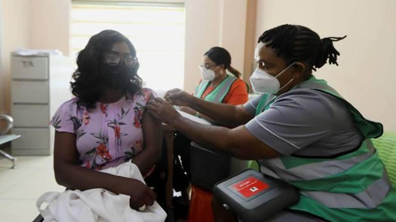 Nijerya'da kamu çalışanlarına Kovid-19 aşısı zorunluluğu getiriliyor