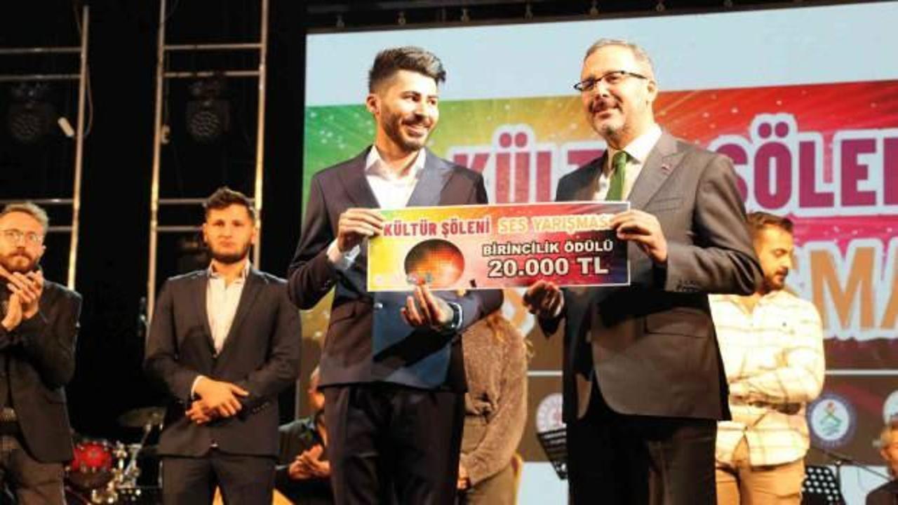 Şırnak'ta ses yarışması birincisine ödülü Bakan Kasapoğlu verdi