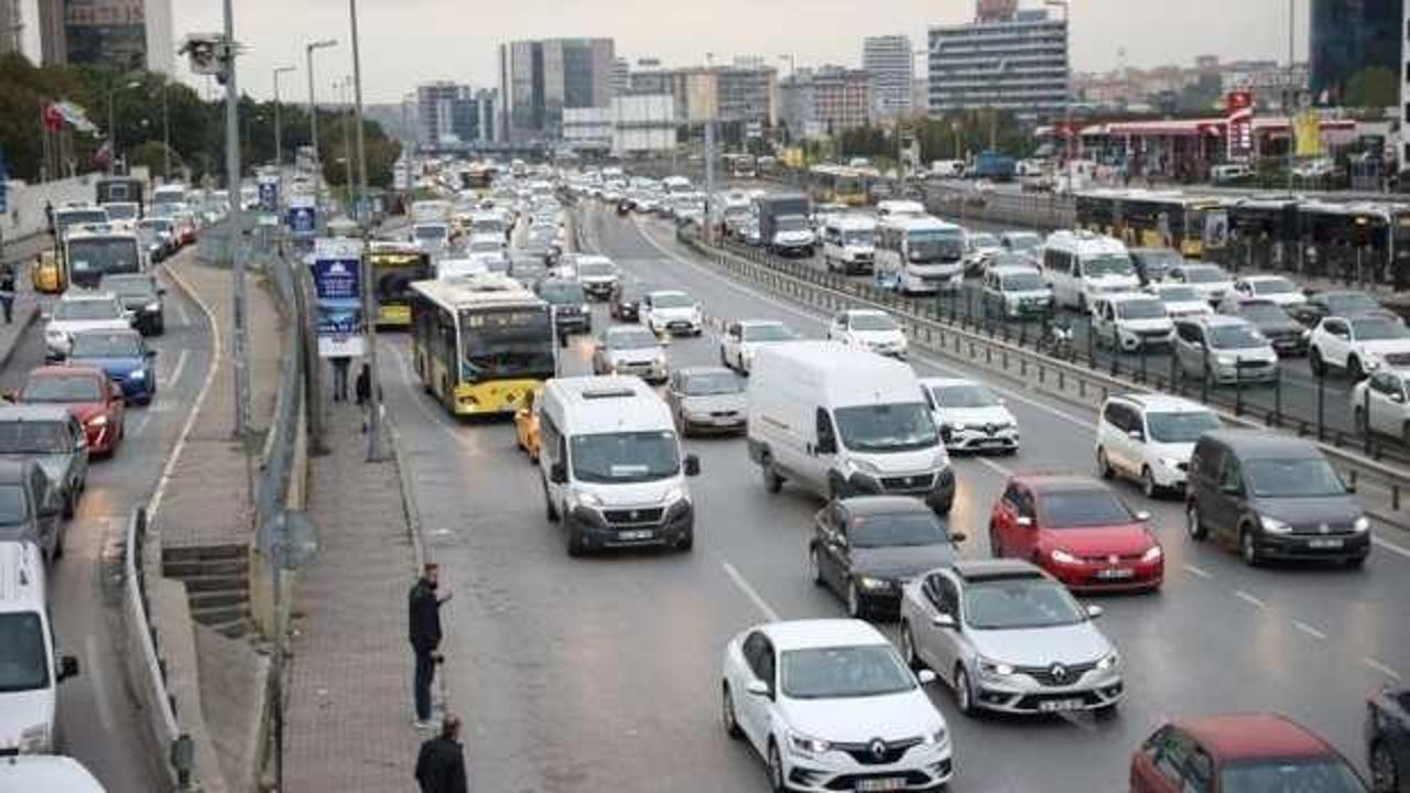 İstanbul'da haftanın ilk iş gününde trafiğe teslim