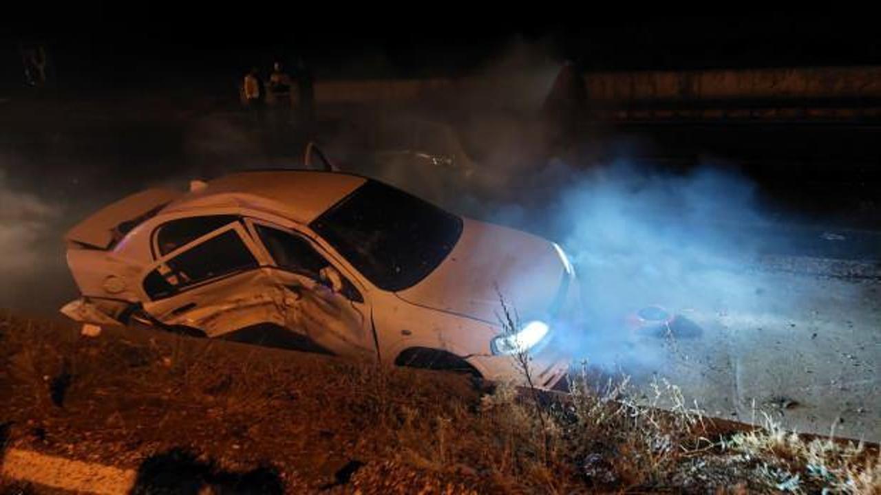 Uşak'taki trafik kazasında 2 kişi &ouml;ld&uuml;, 3 kişi yaralandı