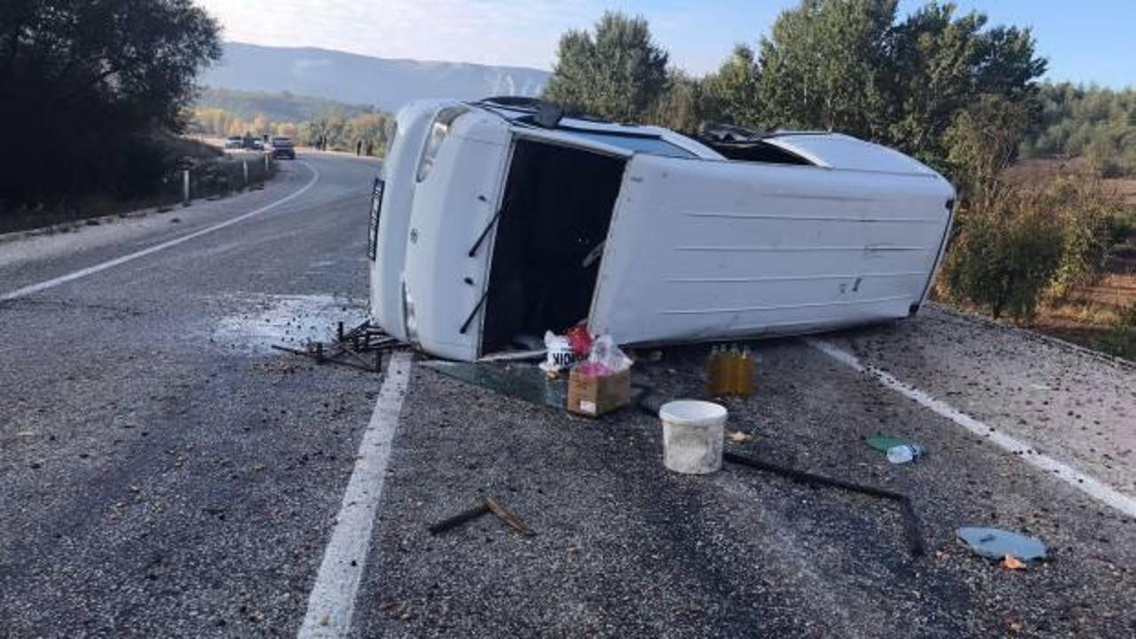 Bilecik&rsquo;te pazara giderken kaza yaptı, zeytinler yola sa&ccedil;ıldı