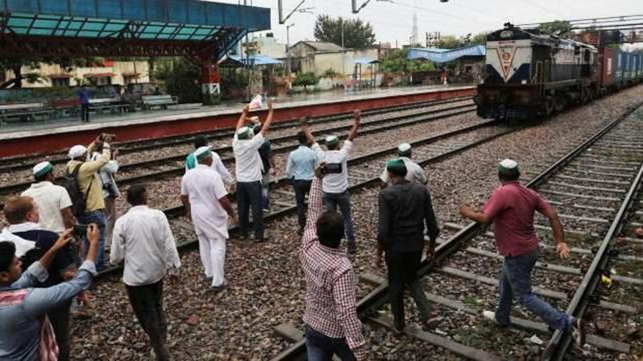 Hint çiftçiler tarım yasalarını tren raylarında protesto etti