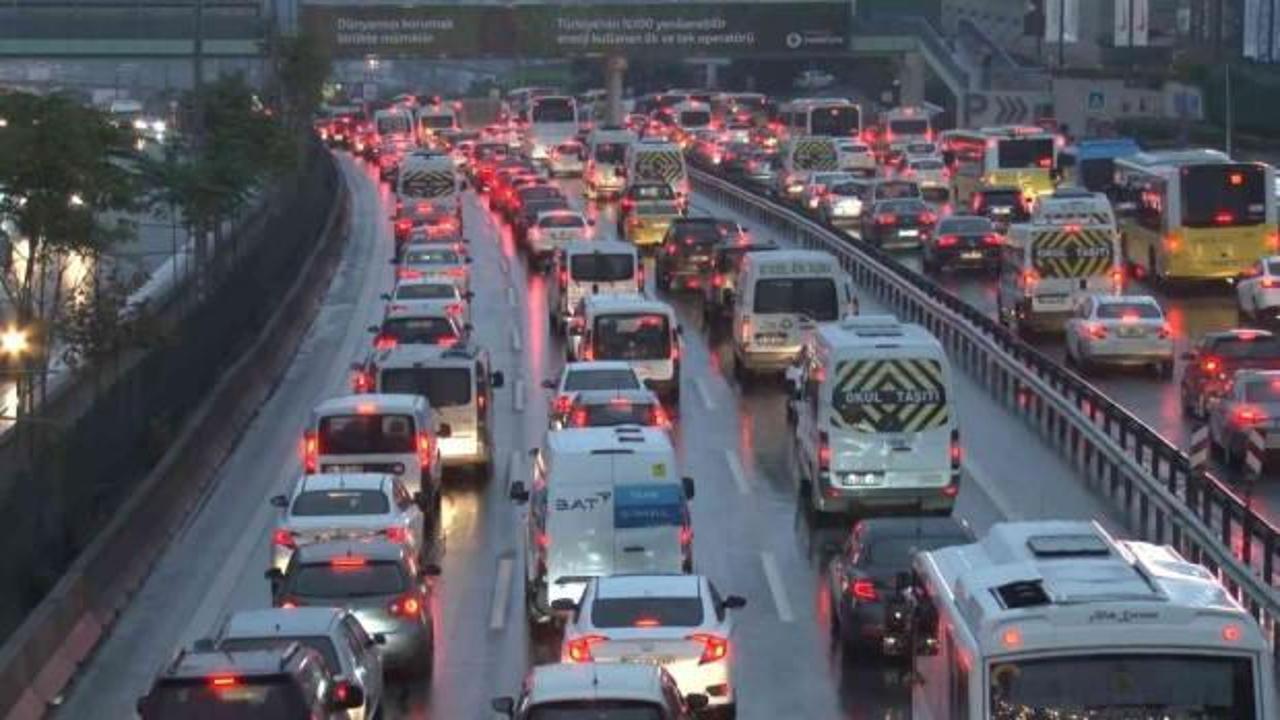 İstanbul'da yağmur, ilk iş gününde trafiği vurdu!