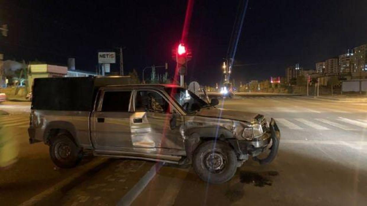 Minibüs ile hafif ticari araç kaza yaptı: 1 yaralı