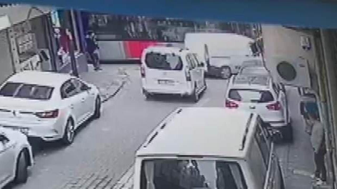 Zeytinburnu'nda tramvay ile araç çarpıştı